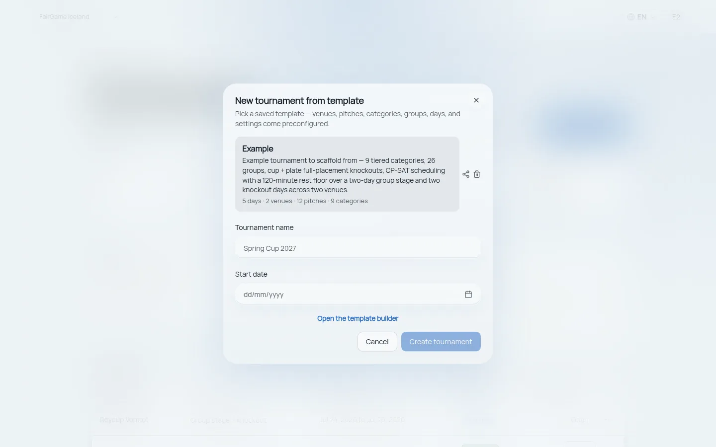 Finestra di dialogo di FairGame per creare un nuovo torneo da un modello, che mostra un modello salvato con il numero di giornate, sedi, campi e categorie, un nome e una data di inizio per la nuova edizione, e un link al generatore di modelli