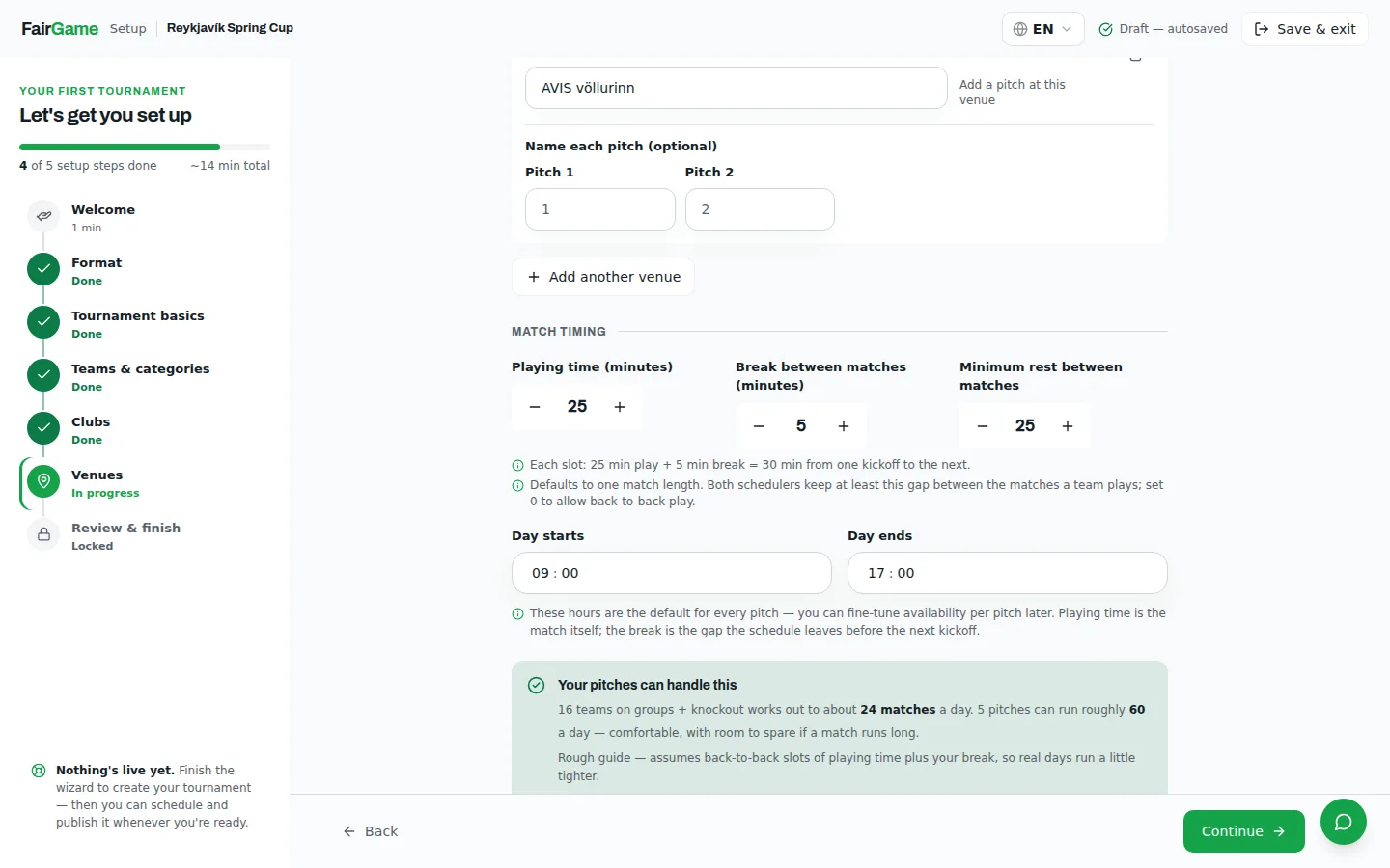 Der Austragungsort-Schritt des Assistenten mit drei separaten Eingabefeldern — 25 Minuten Spielzeit, 5 Minuten Pause zwischen Spielen, 25 Minuten Mindestpause zwischen Spielen — über einem grünen Hinweis mit dem Text „Ihre Plätze schaffen das: 16 Teams in Gruppen + K.-o.-Runde ergeben etwa 24 Spiele pro Tag, 5 Plätze können ungefähr 60 Spiele austragen“