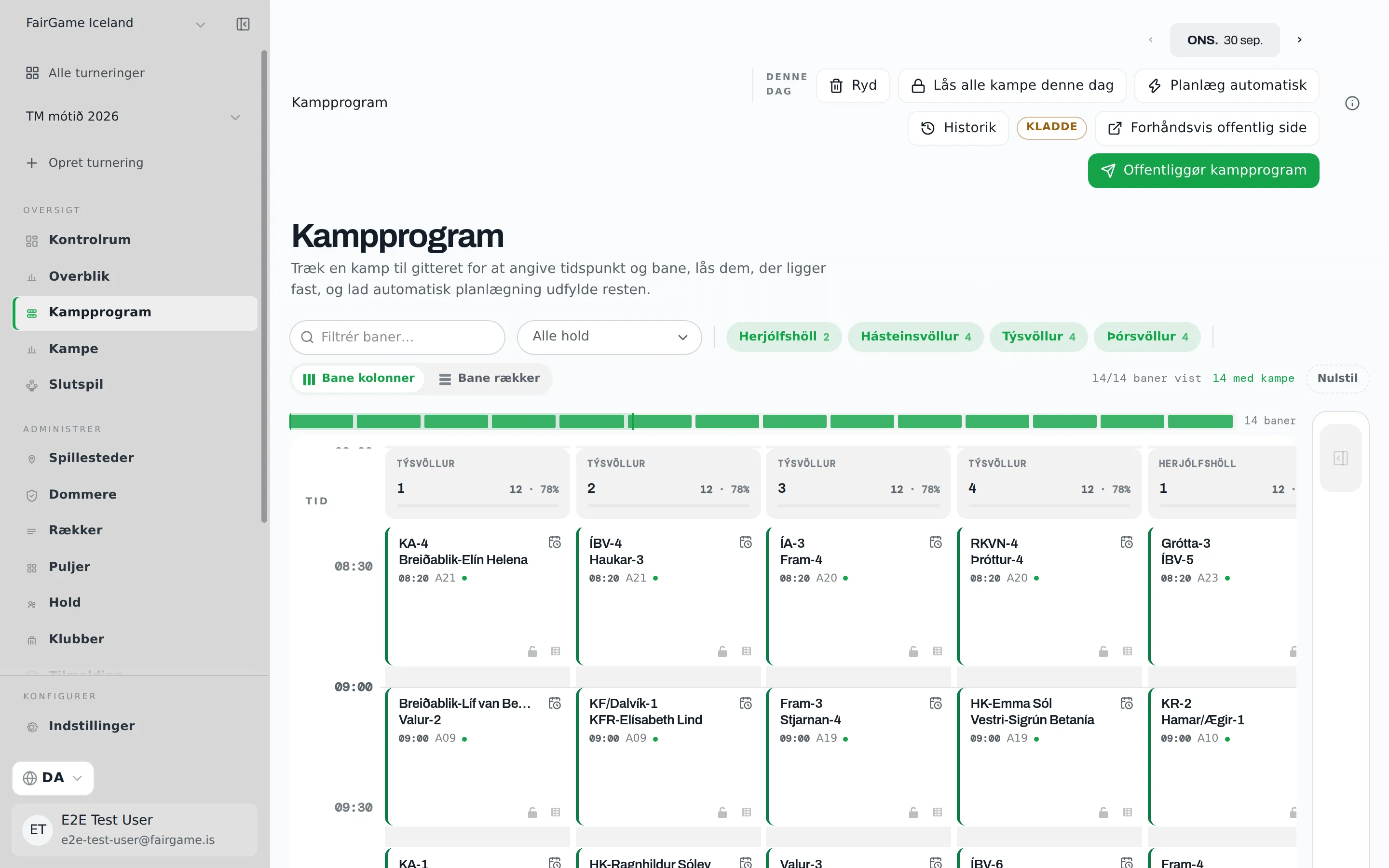 Oversigten over kampprogrammet: dagens baner som kolonner grupperet efter spillested, tiden ned langs siden, ét kort pr. kamp og dagens handlinger i sidehovedet.