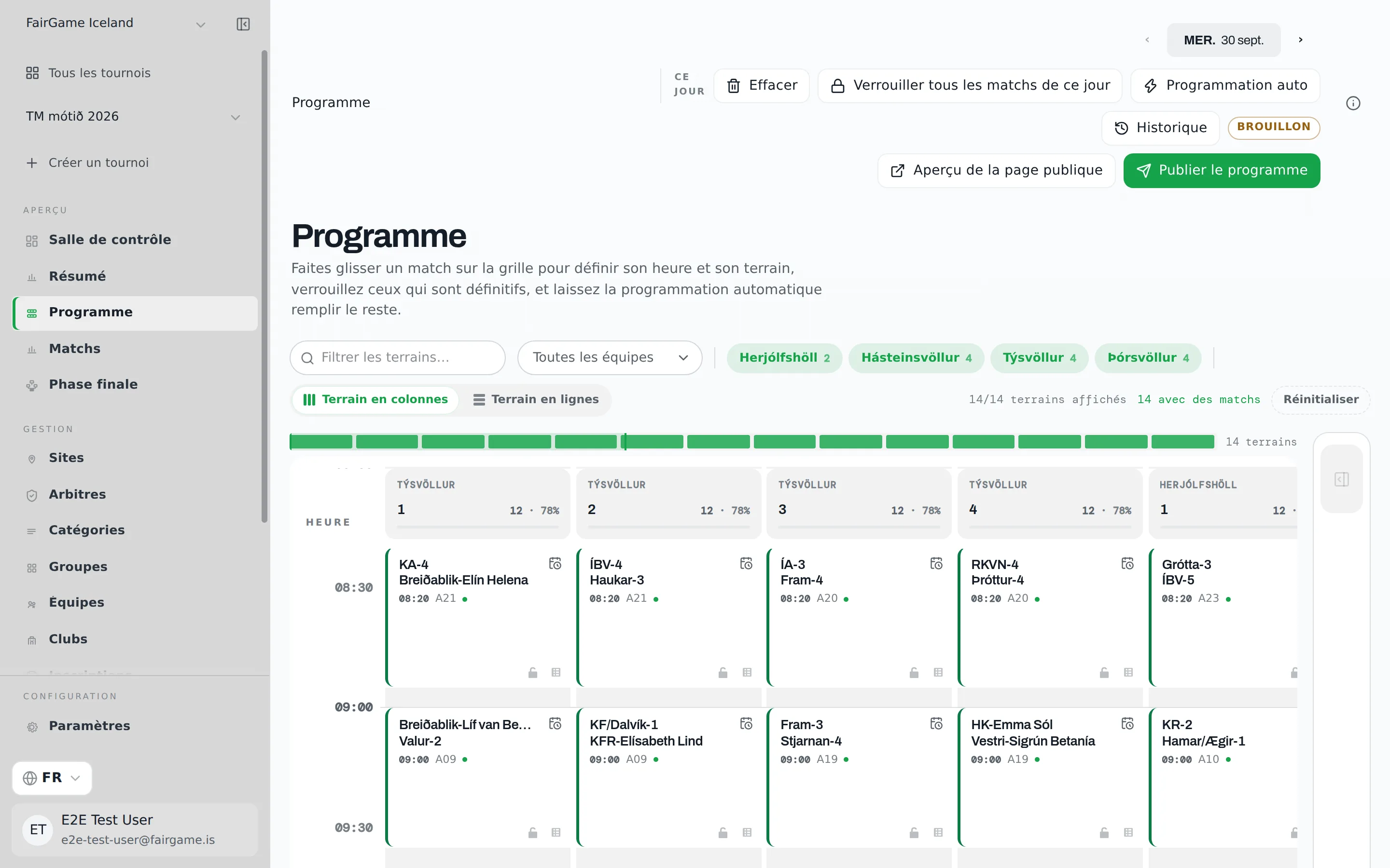 La grille Planning : les terrains du jour en colonnes regroupées par site, les horaires de haut en bas, une carte par match et les actions du jour dans l'en-tête.