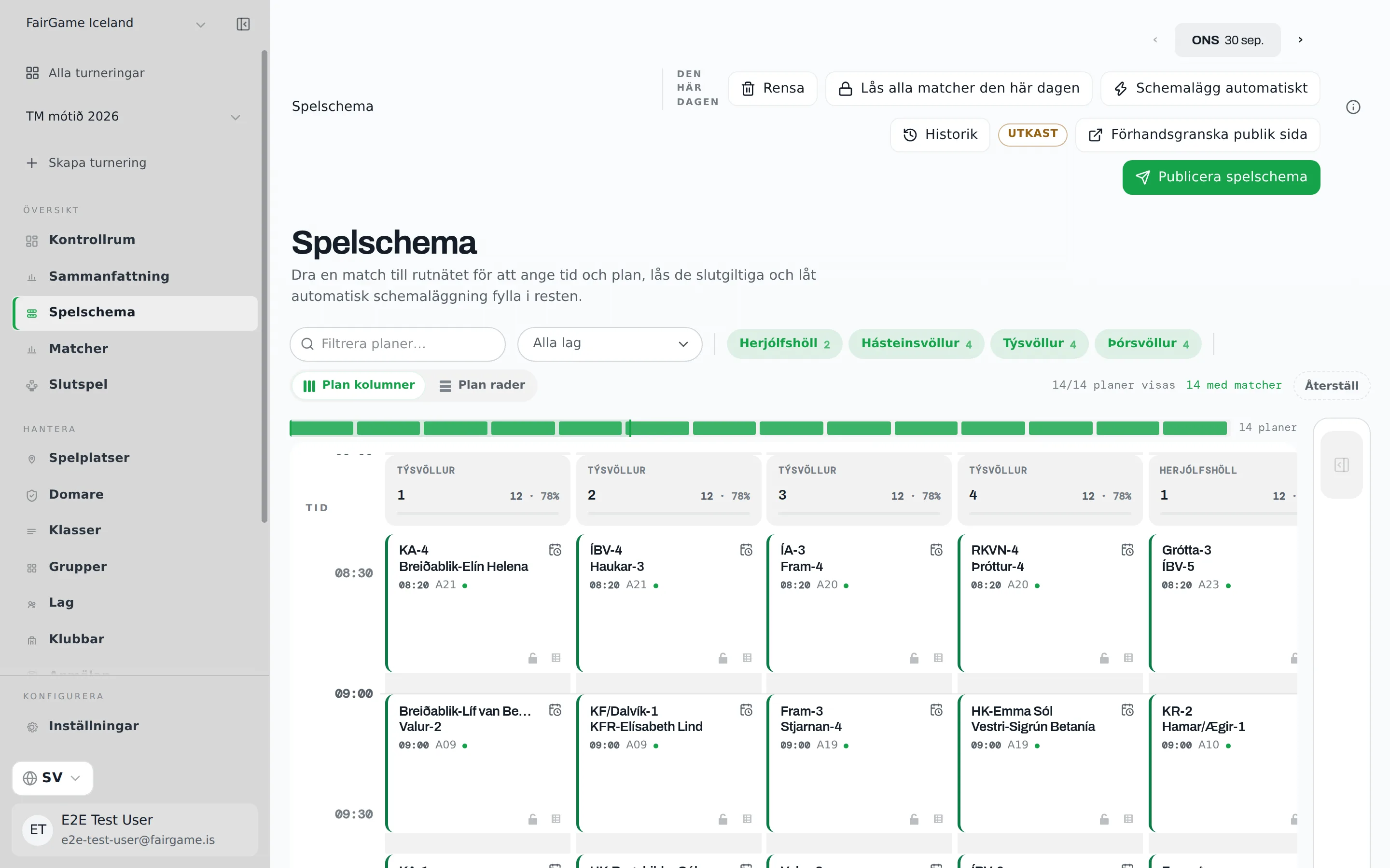 Spelschemat: dagens planer som kolumner grupperade efter arena, tiden nedåt, ett kort per match och dagens åtgärder i sidhuvudet.